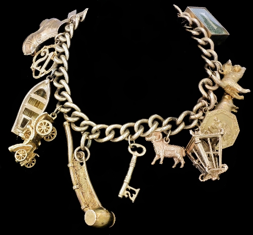 A 9ct gold chain link bracelet with