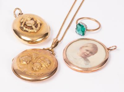 A 9ct gold circular pendant with