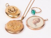 A 9ct gold circular pendant wi