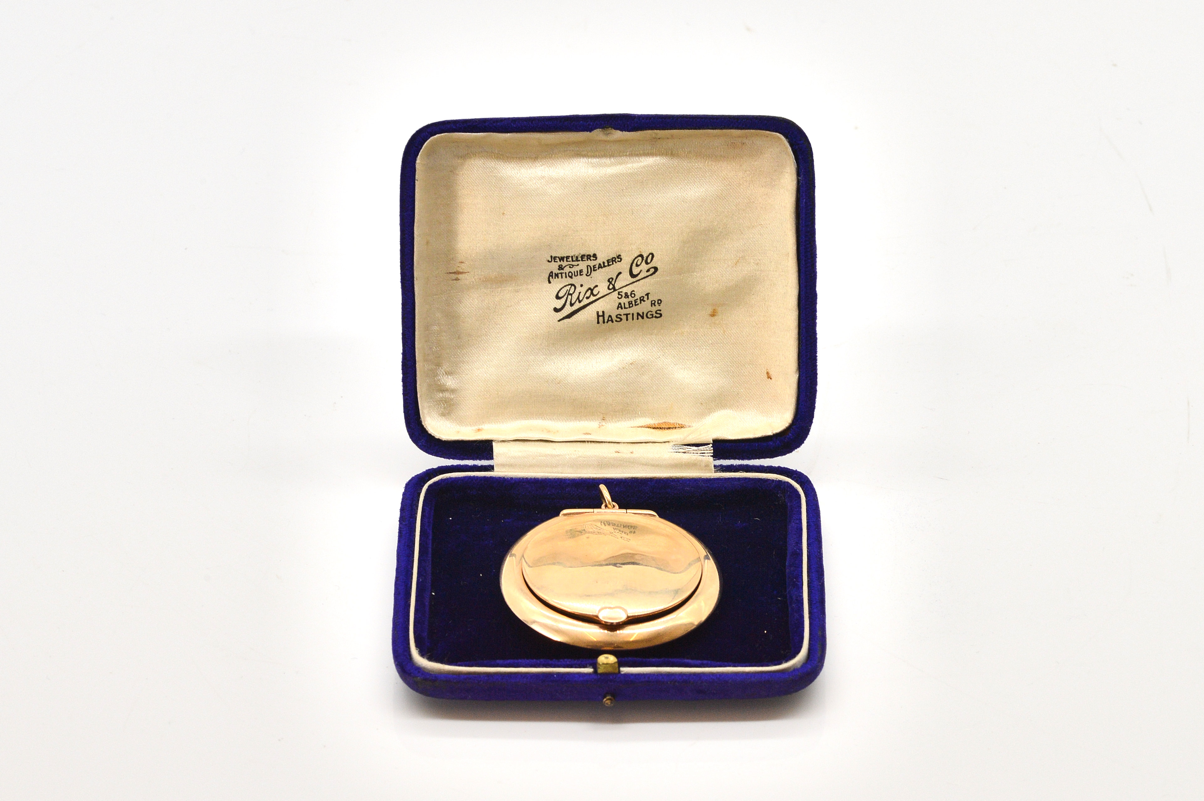 A 9CT GOLD CIRCULAR POWDER