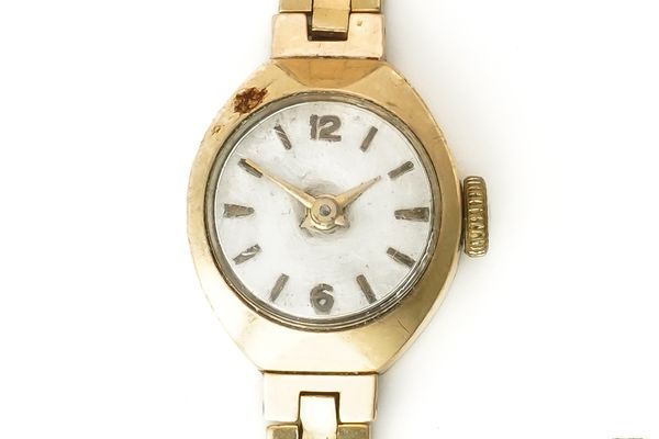 A 9CT GOLD LADY'S BRACELET