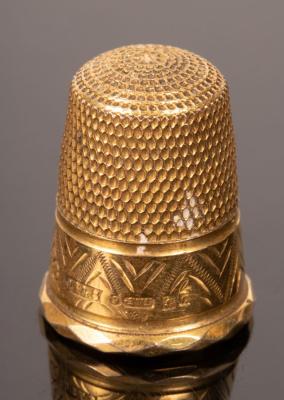 A 9ct gold thimble, Birmingham 1952