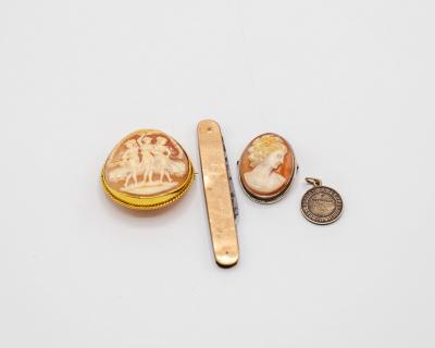 A 9ct rose gold cased penknife, a