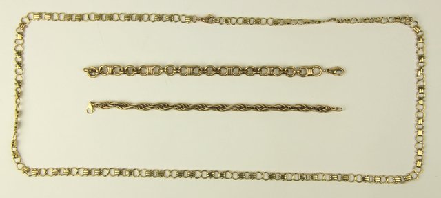 A 9ct yellow gold circle link
