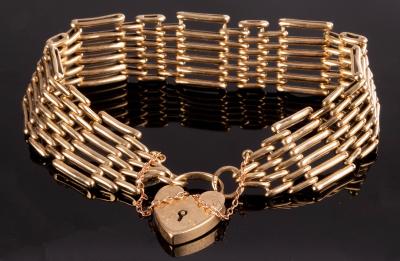 A 9ct yellow gold gate link