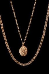 A 9ct yellow gold necklace hun