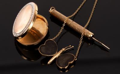 A 9ct yellow gold oval locket set a