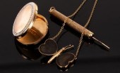 A 9ct yellow gold oval locket