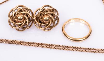 A 9ct yellow gold wedding band,