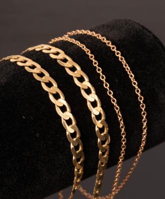 A 9k gold neck chain of flattened
