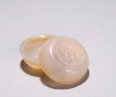 A AGATE PLUM BLOSSOM BOX<br>A