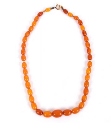 A Baltic amber necklace of