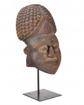 A BAMUM "TU-NGUNGA" CARVED WOO