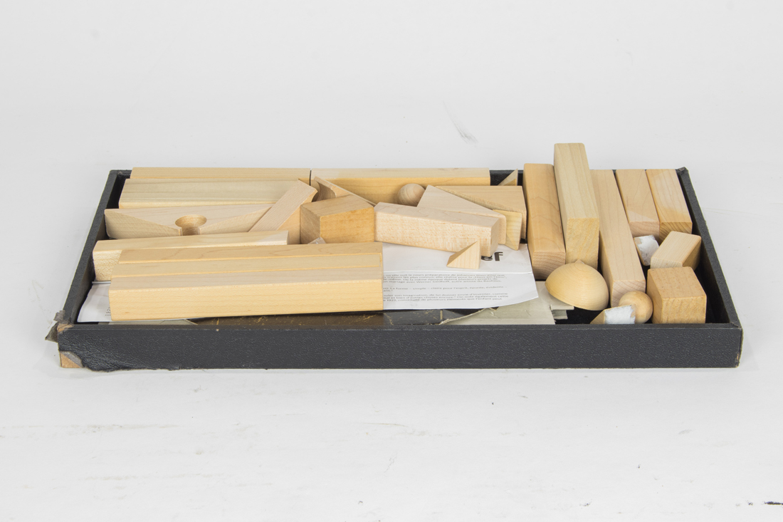 A BAUHAUS BUILDING GAME BY NAEF