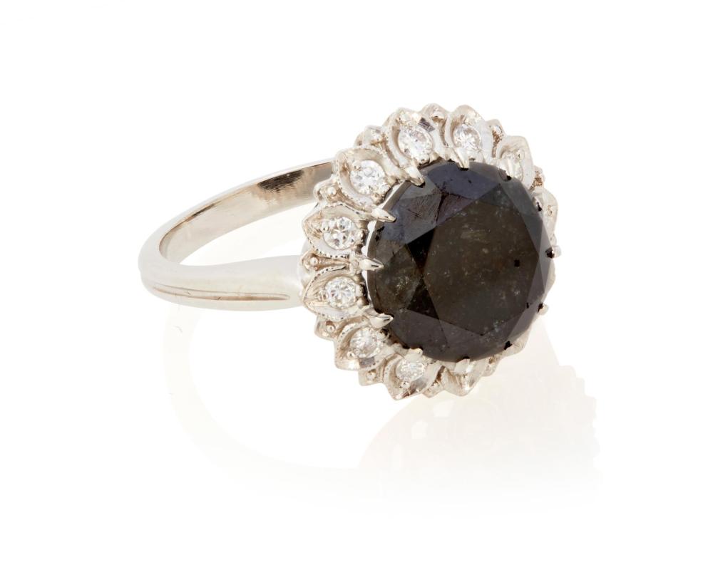 A BLACK DIAMOND AND DIAMOND RINGA
