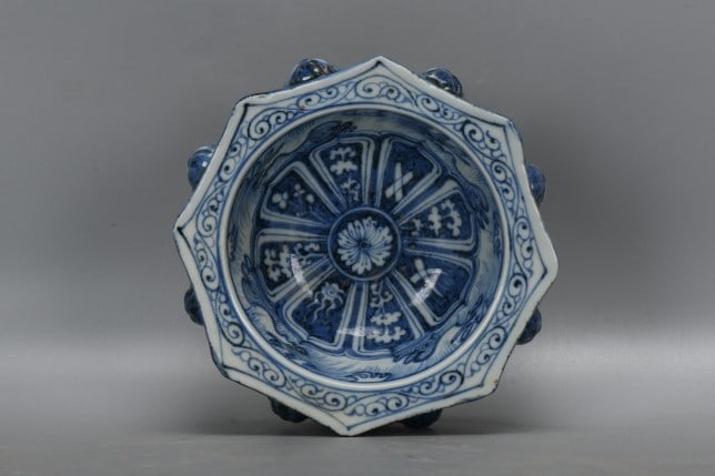 A BLUE AND WHITE 'BABAO' WASHERA
