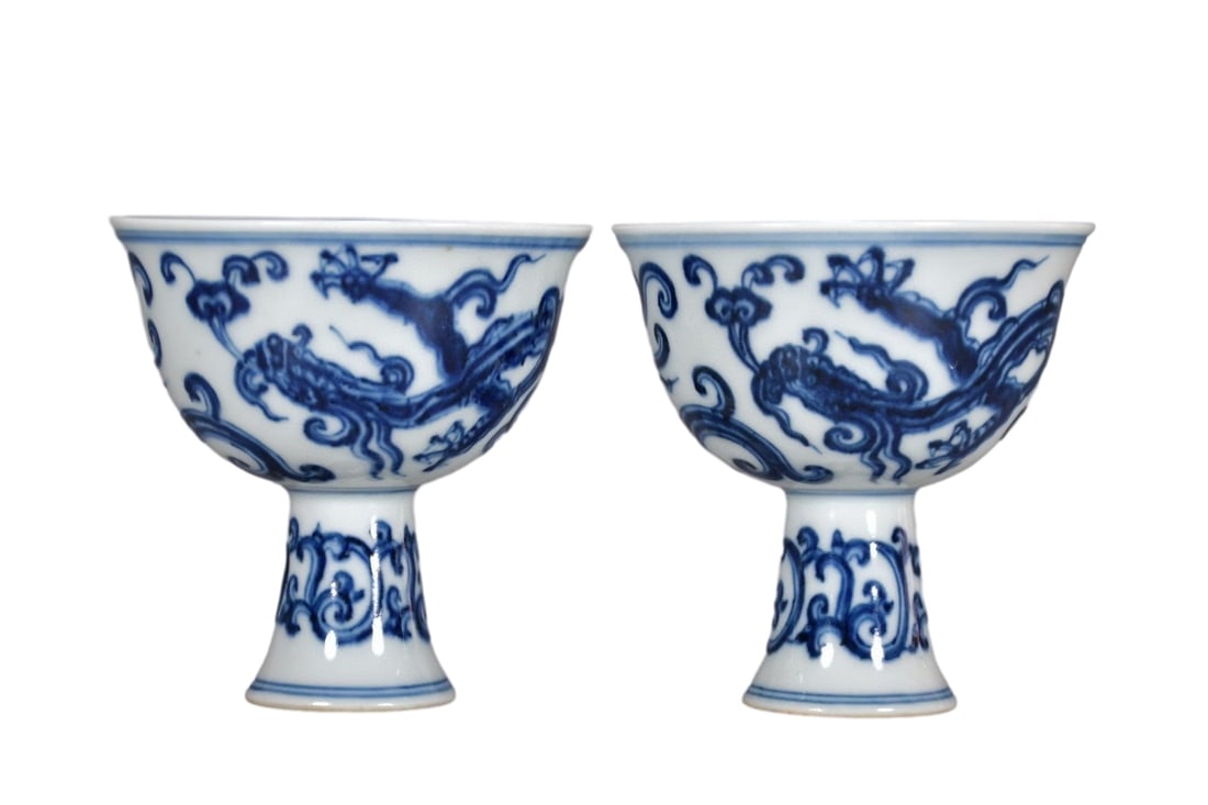 A BLUE AND WHITE 'CHI DRAGON AND