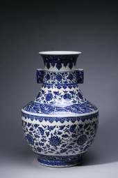 A BLUE AND WHITE 'CROCHETED FL