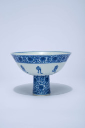 A BLUE AND WHITE 'FLORAL LOTUS