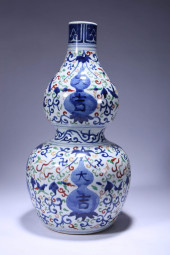 A BLUE AND WHITE 'GOURD' VASE