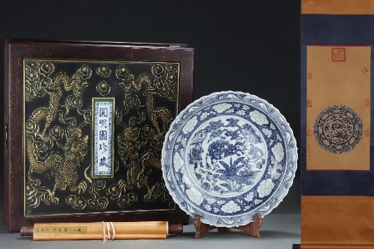 A BLUE AND WHITE 'INTERLOCKING