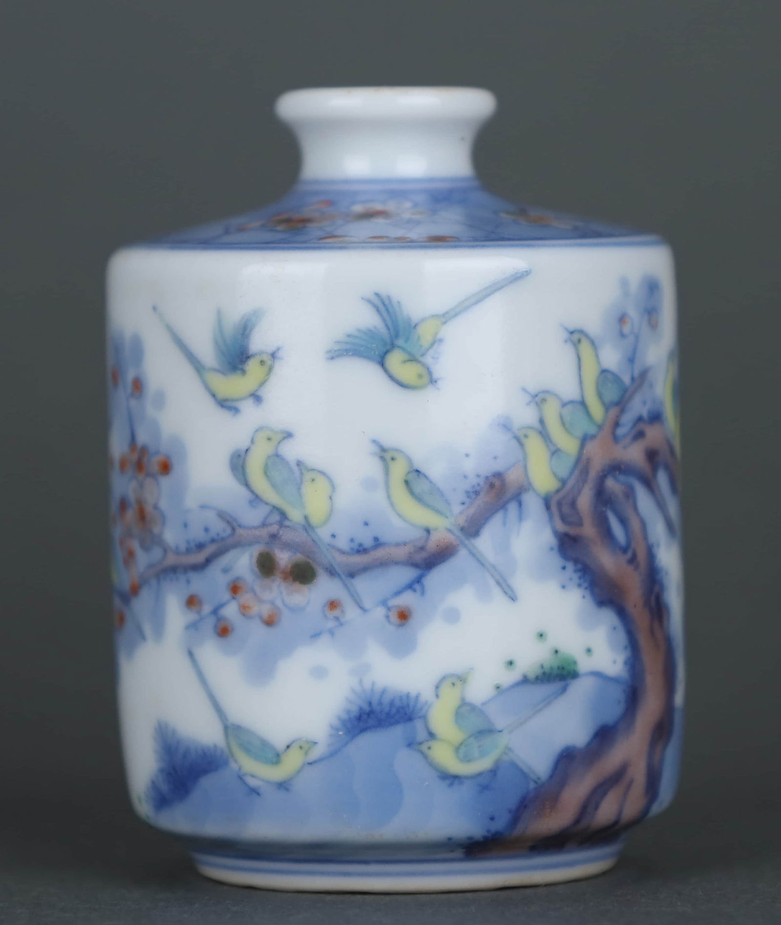 A BLUE AND WHITE 'MAGPIE