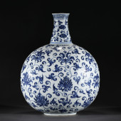 A BLUE AND WHITE PORCELAIN FLA
