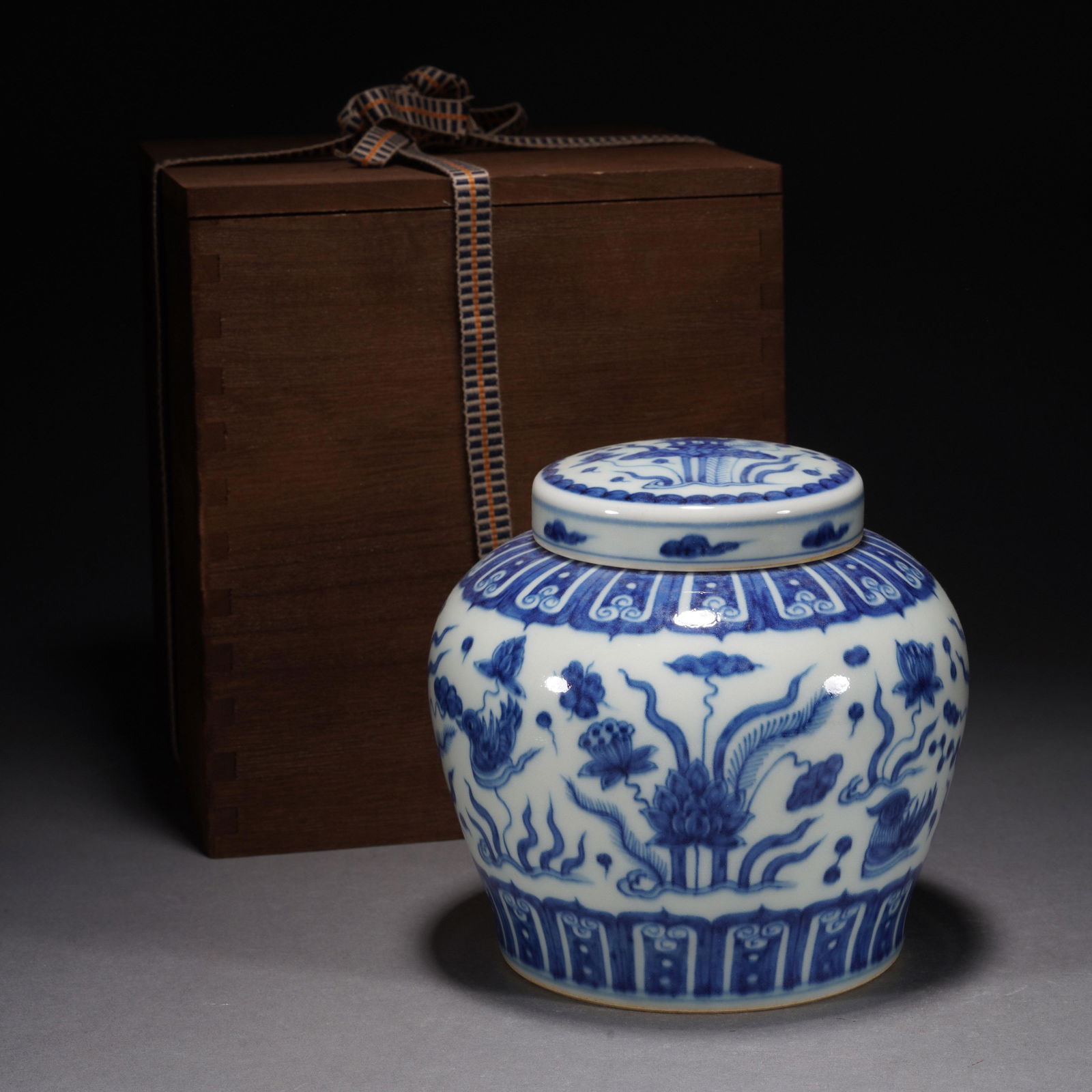 A BLUE AND WHITE PORCELAIN LIDDED