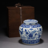 A BLUE AND WHITE PORCELAIN LID