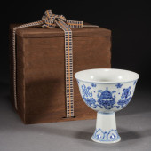 A BLUE AND WHITE PORCELAIN STE