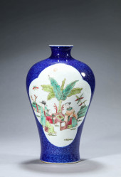 A BLUE-GLAZED MEDALLION 'FIGUR