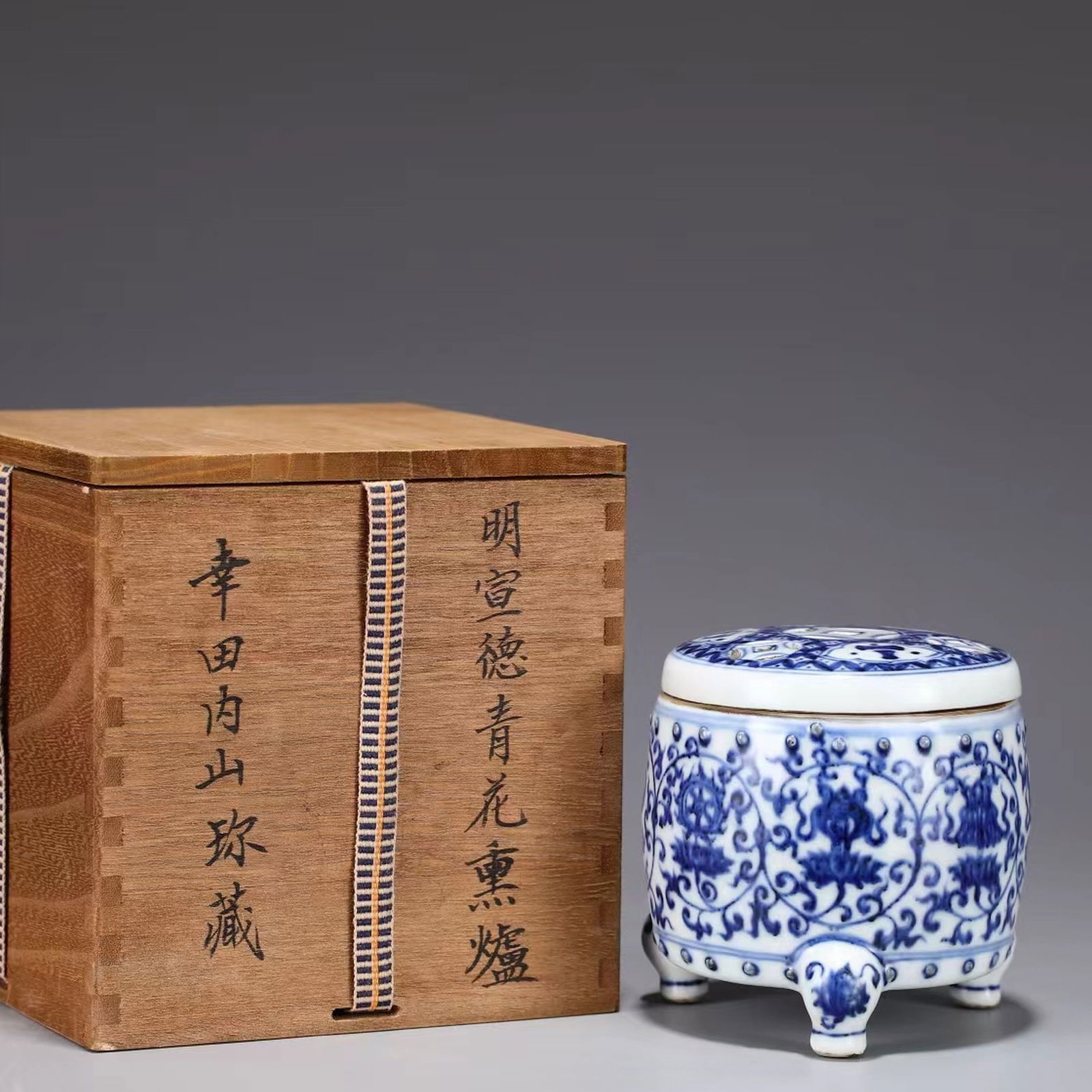 A BLUE & WHITE INCENSE DIFFUSERA