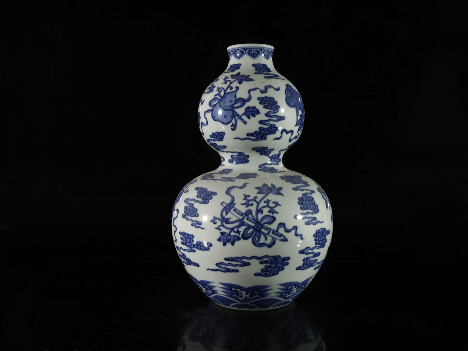 A BLUEAND WHITE DOUBLE GOURD