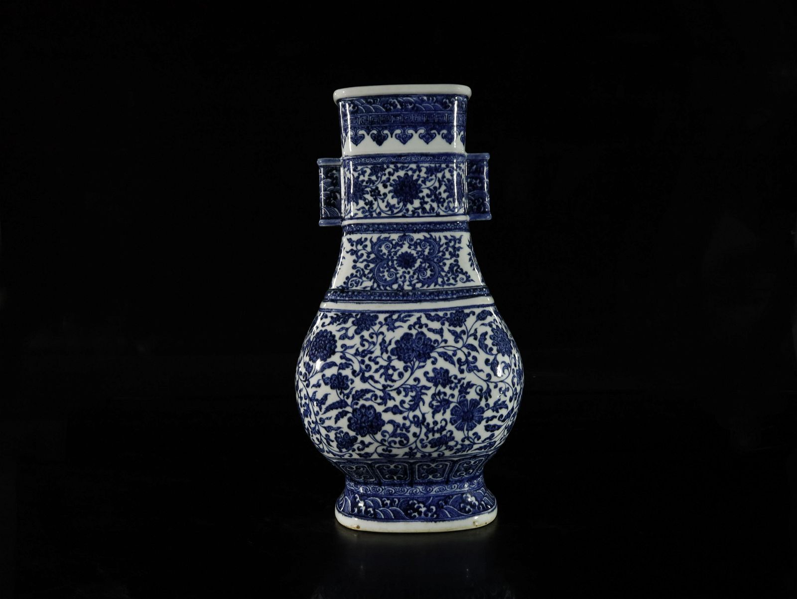 A BLUEAND WHITE 'FLOWER' VASEA