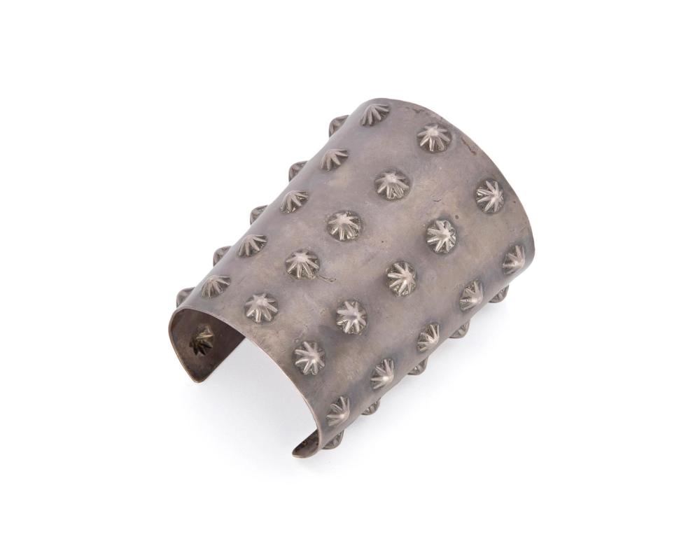 A BOW GUARD CUFF BRACELETA bow