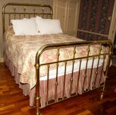 A BRASS BED & BUTLERS CHEST Fu