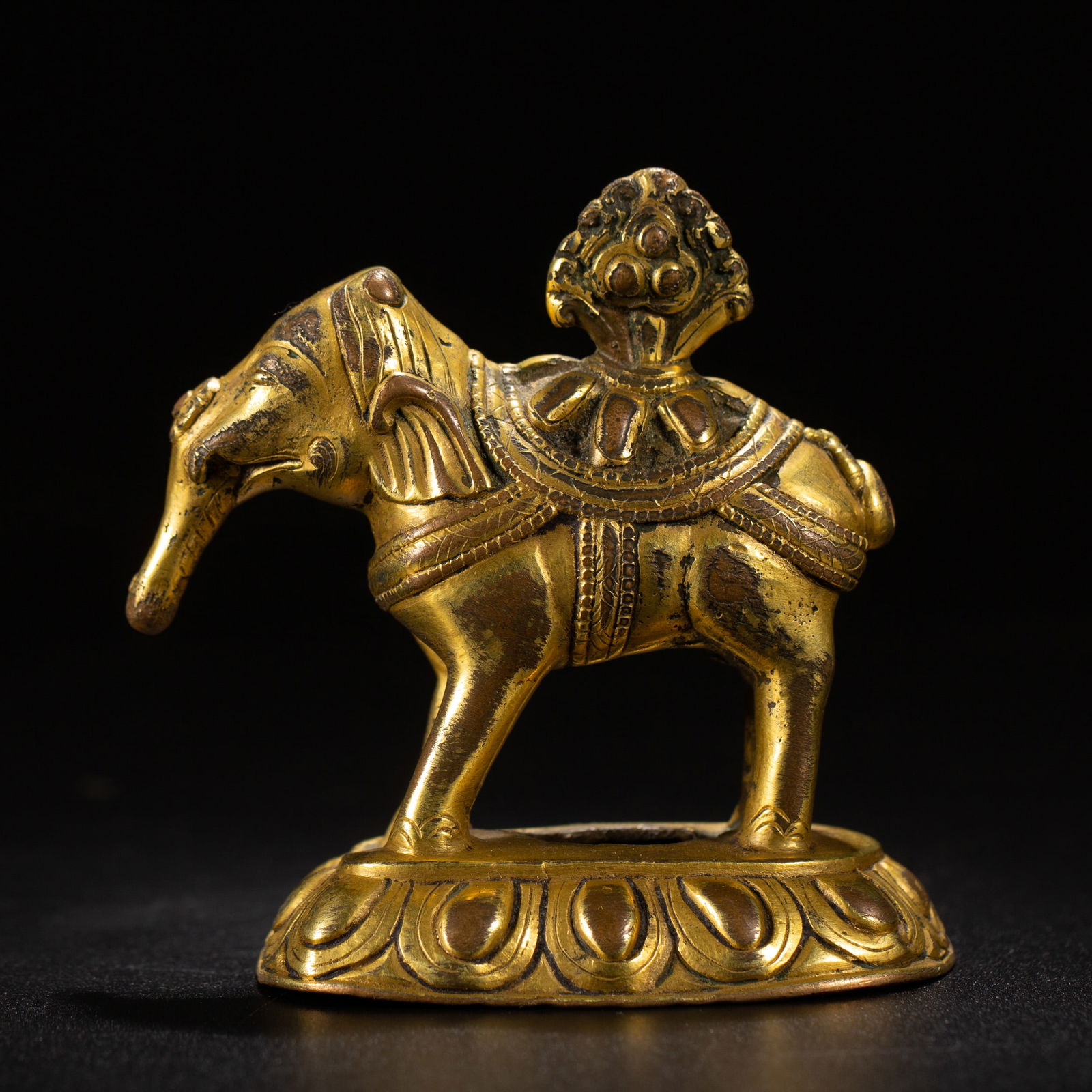A BRONZE-GILT ELEPHANT STATUEA