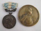 A bronze medal the obverse Fre