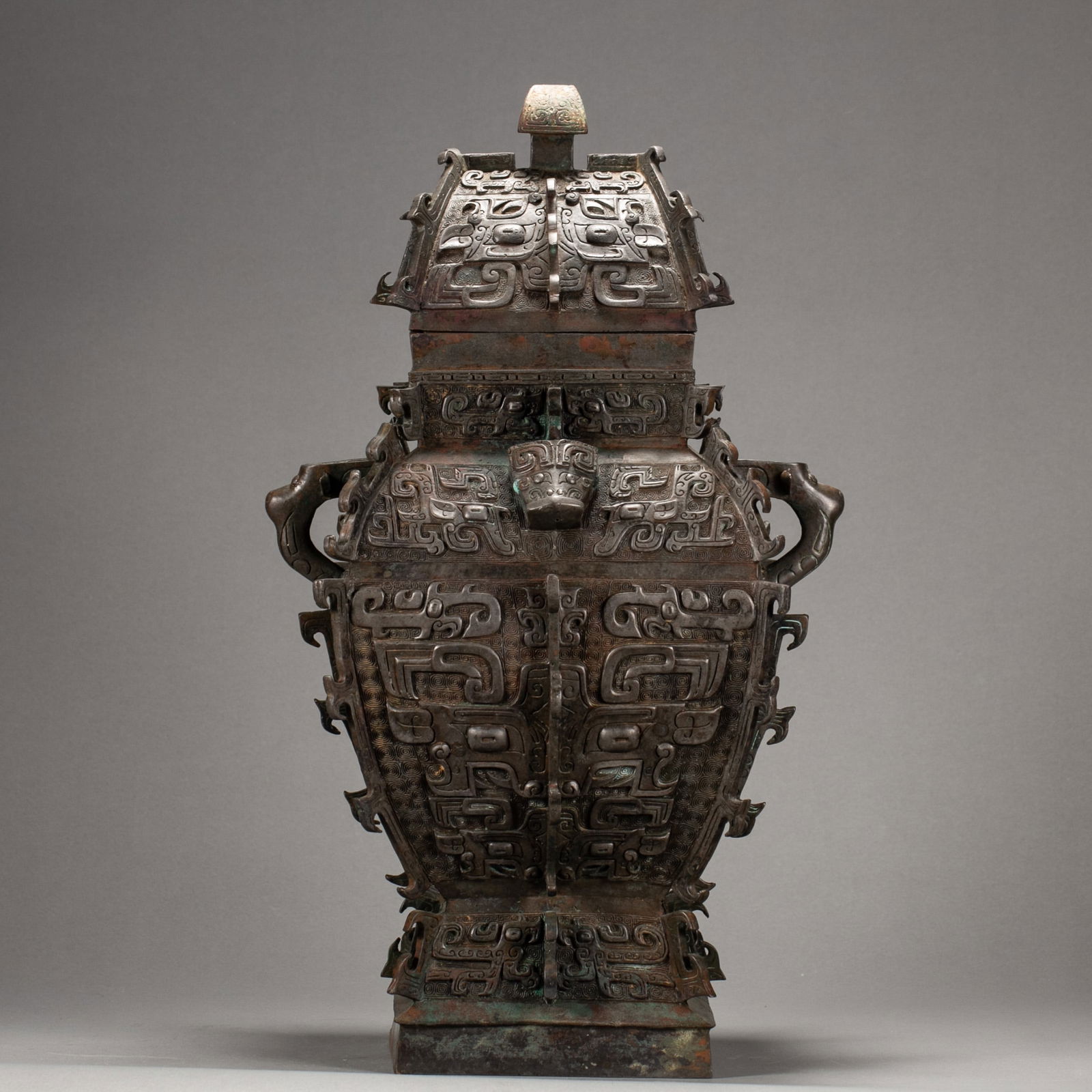 A BRONZE SQUARE VESSEL LEIA