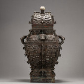 A BRONZE SQUARE VESSEL LEI<br>