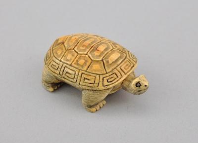 A Carved Ivory Turtle Snuff