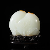 A CARVED JADE DECORATED OF PEA