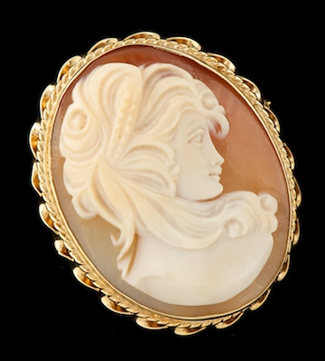 A Carved Shell Cameo Brooch 14k