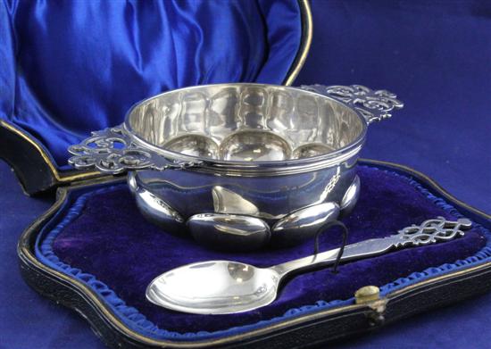 A cased Edwardian silver quaich and