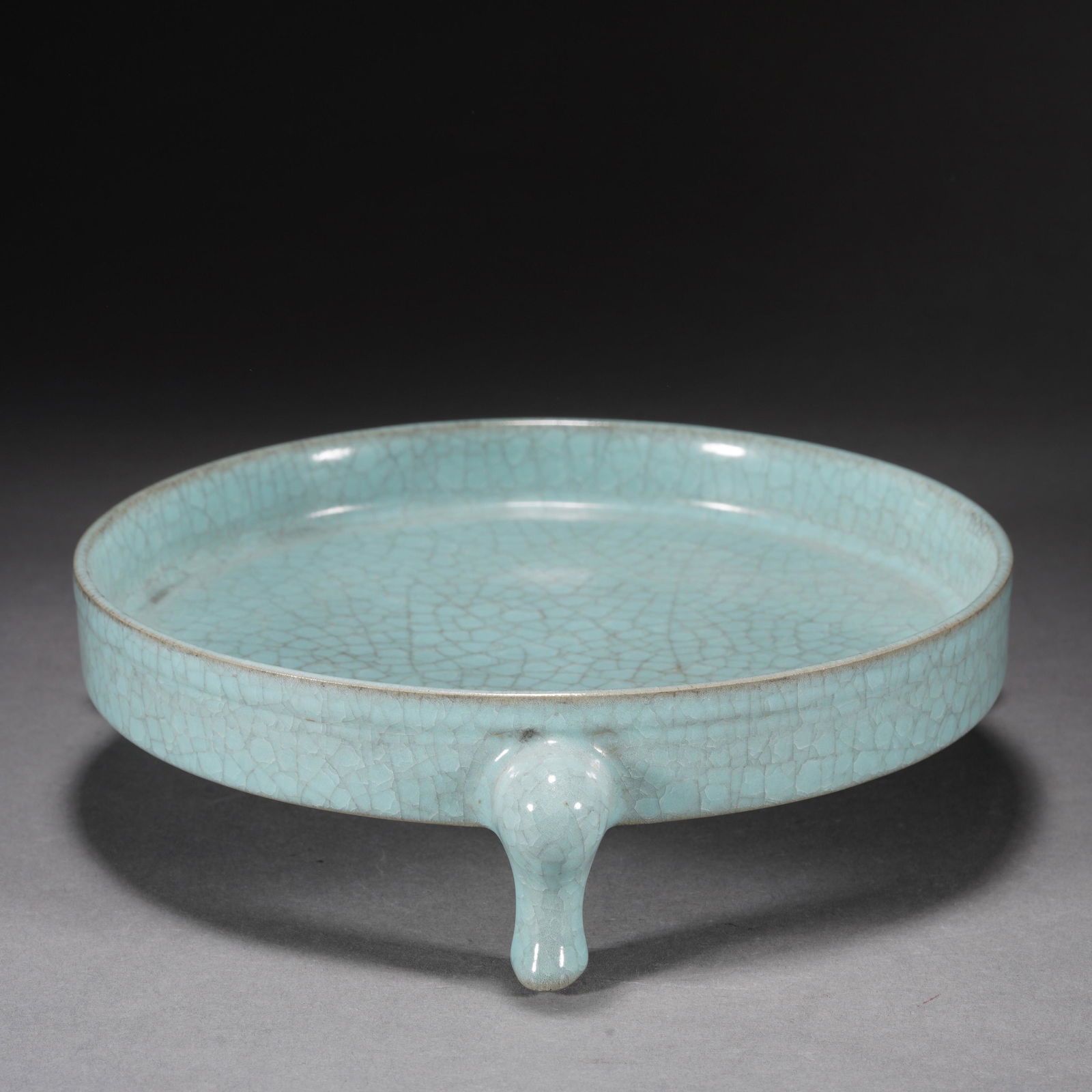 A CELADON GLAZE PORCELAIN TRIPOD