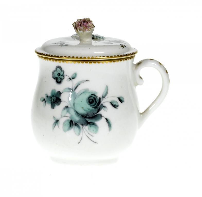 A CHELSEA-DERBY CUSTARD CUP AND
