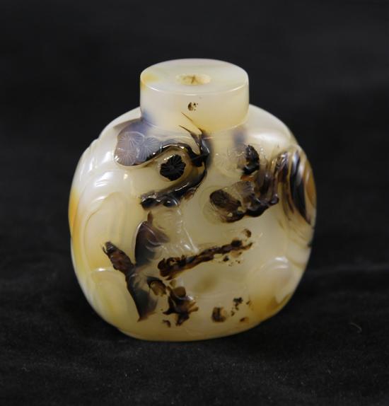 A Chinese agate snuff bottle carved