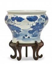 A CHINESE BLUE AND WHITE PORCE