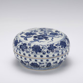 A CHINESE BLUE AND WHITE PORCE