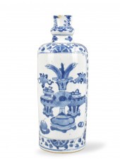 A CHINESE BLUE & WHITE VASE, K